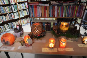 Rozstrzygnięcie konkursu "Jesienny lampion" w bibliotece w Brzeźnie