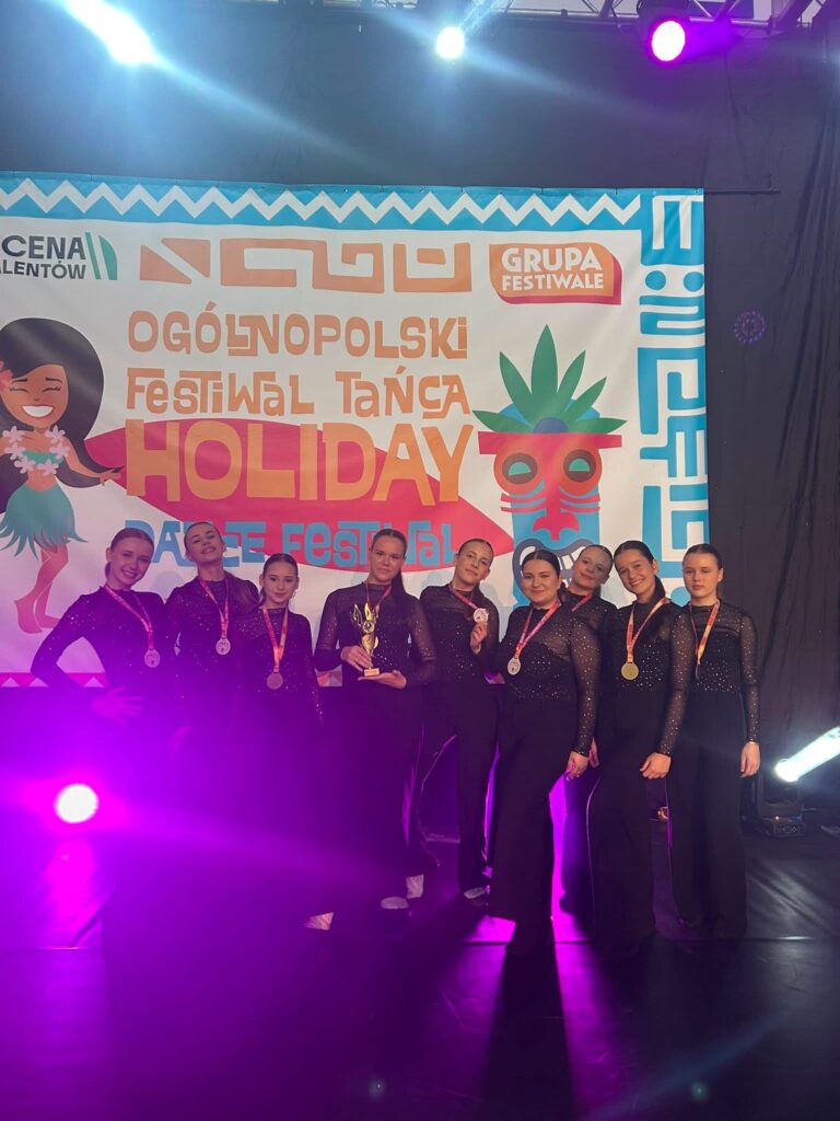 Tancerki z medalami i pucharem na Ogólnopolskim Festiwalu Tańca Holiday