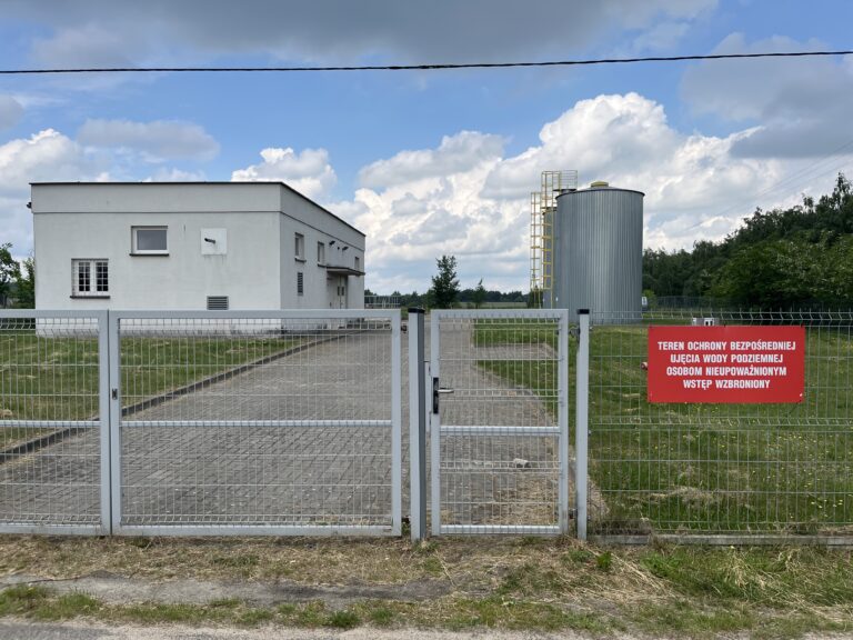 Ujęcie wody podziemnej. Tablica: Teren ochrony bezpośredniej ujęcia wody podziemnej osobom nieupoważnionym wstęp wzbroniony
