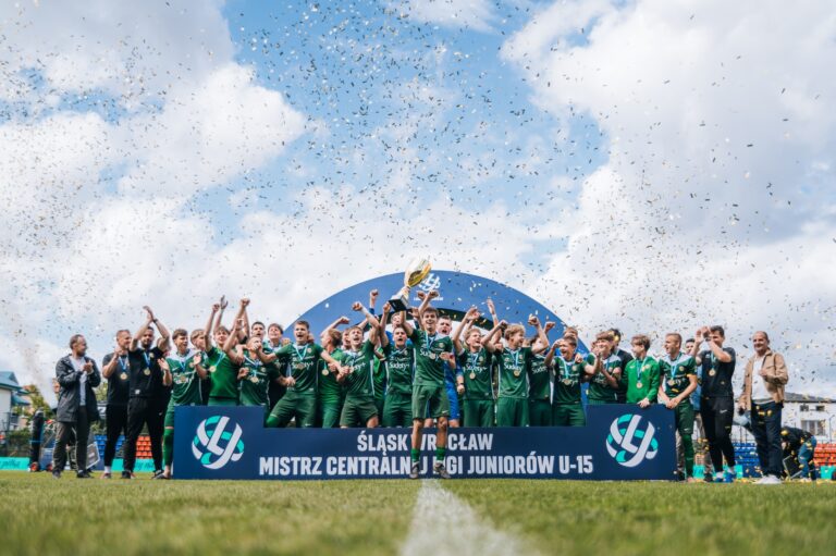 Drużyna Śląska Wrocław U-15 świętuje zdobycie mistrzostwa Centralnej Ligi Juniorów z pucharem i konfetti