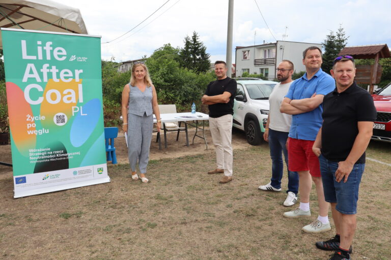 Grupa osób przy banerze projektu Life After Coal PL - Życie po węglu podczas wydarzenia plenerowego