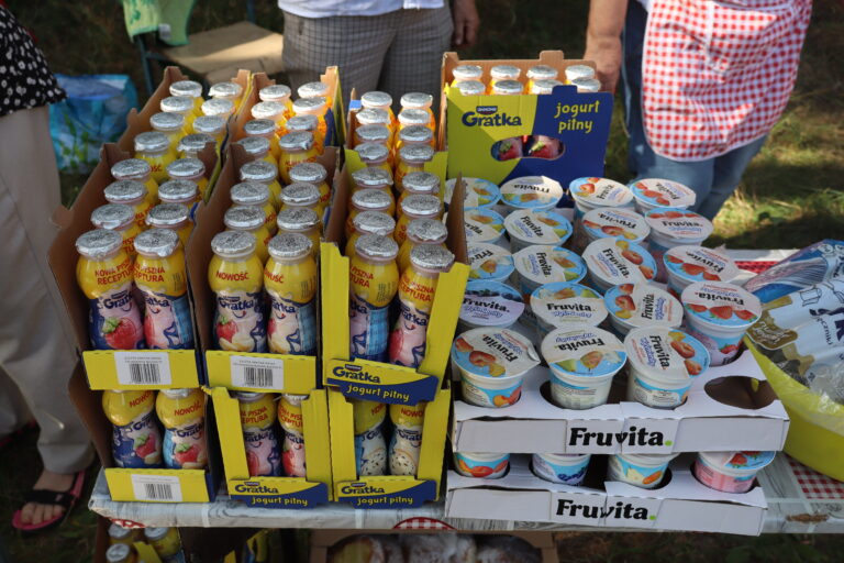 Opakowania jogurtów Danone Gratka i Fruvita ułożone na stole