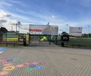 Banery reklamowe na ogrodzeniu boiska Orlik w Brzeźnie