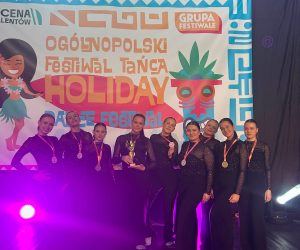 Tancerki z medalami i pucharem na Ogólnopolskim Festiwalu Tańca Holiday