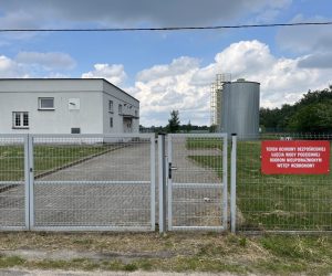 Ujęcie wody podziemnej. Tablica: Teren ochrony bezpośredniej ujęcia wody podziemnej osobom nieupoważnionym wstęp wzbroniony