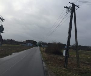 Lampy uliczne przy drodze