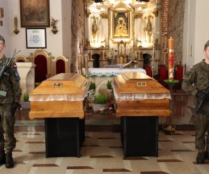 Szczątki zamordowanych w Turach, złożone w dwóch trumnach w kościele w Kościelcu
