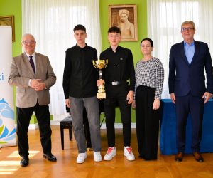 Dyrektor i uczniowie NSP w Smólniku na wręczeniu wyróżnień za osiągnięcia sportowe