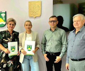 Podpisanie umowy na remonty dróg i ulic w gminie Krzymów